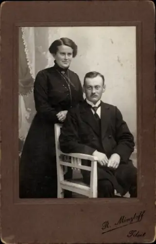 Kabinett Foto Portrait eines Paares, Mann, Frau, Fotograf R. Minzloff, Tilsit