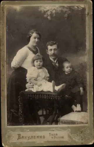 Kabinett Foto Portrait einer Familie, Frau, Mann, Kinder, Fotograf Bakulenko, Tula und Pensa