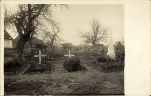 Foto Ak Crapeaumesnil Oise, Gräber hinter der Stellung, Kriegsschauplatz 1. WK
