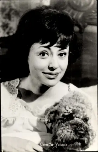 Ak Sängerin Caterina Valente, Porträt mit Hund