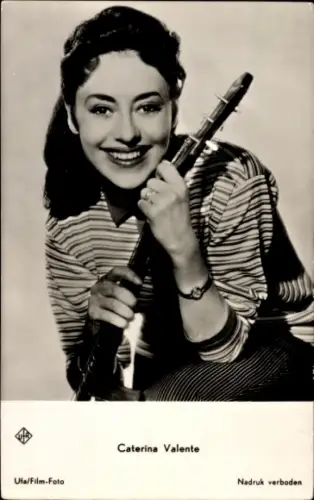 Ak Schauspielerin und Sängerin Caterina Valente, Portrait, Gitarre