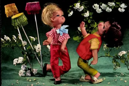 Ak Zwei Puppen, Mädchen, Blumen, Garten