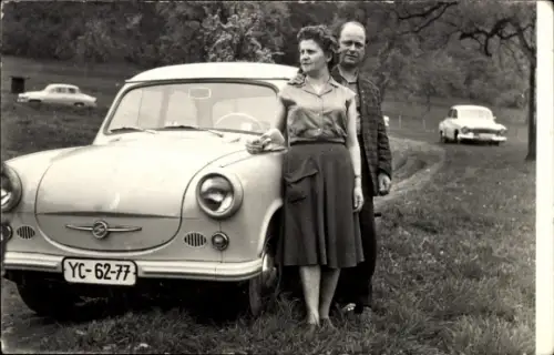 Foto Trabant 600, Mann und Frau neben dem Auto