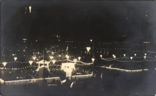 Foto Ak Bischofswerda in Sachsen, Platz in Festbeleuchtung, Fotograf R. Jaeger