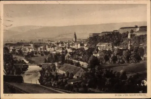Ak Kłodzko Glatz Schlesien, Blick vom Schäferberg, Stadtansicht, Fluss, Berge im Hintergrund