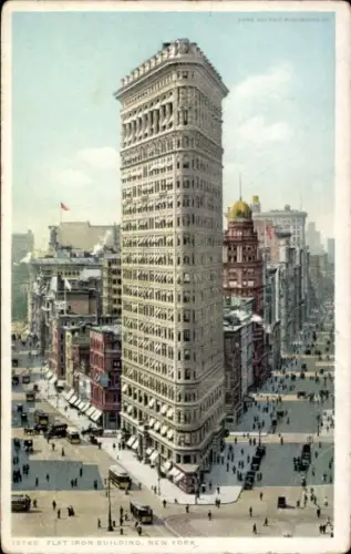Ak New York City USA, Flat Iron Building,  hohe Gebäude, Straßenansicht, Verkehr