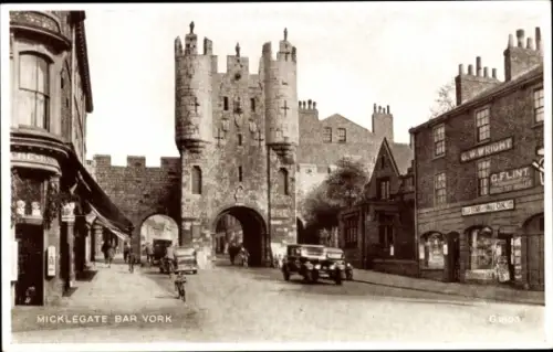 Ak York Yorkshire England, Micklegate Bar,   Stadtmauer, Autos, Fahrräder, Geschäfte