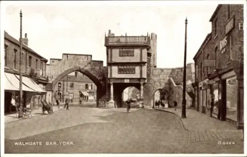 Ak York Yorkshire England, Walmgate Bar,  Stadtmauer, Straßenansicht, Geschäfte
