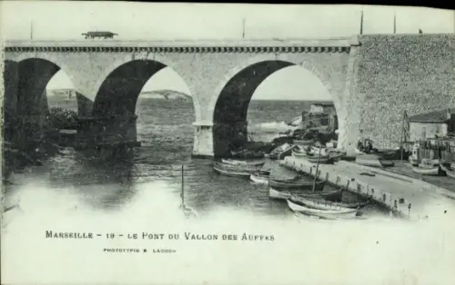 Ak Marseille Bouches du Rhône,  Pont du Vallon des Auffes, Boote, Wasser, Schwarz-Weiß-Foto