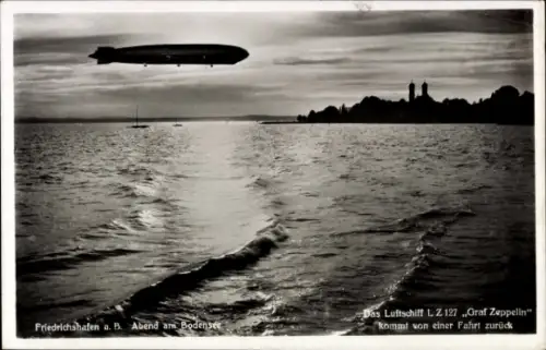 Ak Friedrichshafen am Bodensee, Luftschiff LZ 127 Graf Zeppelin von einer Fahrt zurückkommend, Abend