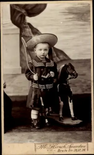 CdV Kinderportrait, Kleinkind im Matrosenhemd, Spielzeugpferd, Fotograf M. Hirsch, Berlin Spandau