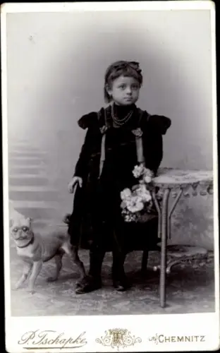 CdV Kinderportrait, Mädchen mit Stoffhund, Fotograf Paul Tschapke, Chemnitz, Zschopauer Str. 79