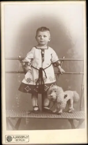CdV Kinderportrait, Kleinkind mit Stoffpudel, Fotograf A. Jandorf & Co, Gr. Frankfurter Str. Berlin