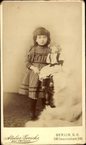 CdV Kinderportrait, Mädchen mit Puppe, Fotograf Gericke, Berlin Kreuzberg, Skalitzer Str. 54c