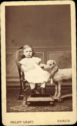 CdV Kinderportrait, Kleinkind mit Spielzeugschaf, Fotograf Philipp Graff, Berlin Jerusalemer Str. 18
