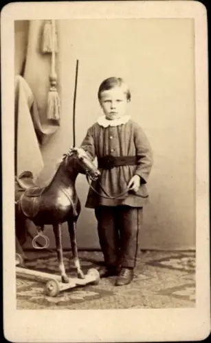 CdV Kinderportrait, Kleinkind, Spielzeugpferd auf Rollen, Fotograf G. Steffens, Berlin Potsdamer Str