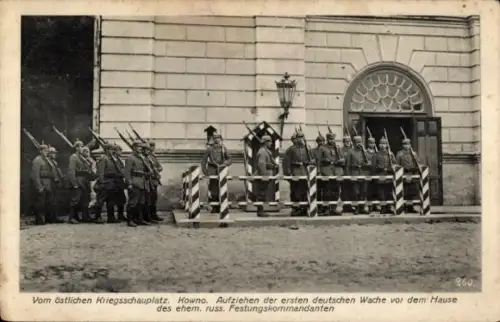 Ak Kowno Kauen Litauen, Aufziehen der ersten deutschen Wache, Haus des russ. Festungskommandanten