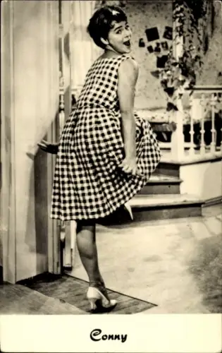 Ak Sängerin und Schauspielerin Conny, Cornelia Froboess, Portrait, kariertes Kleid