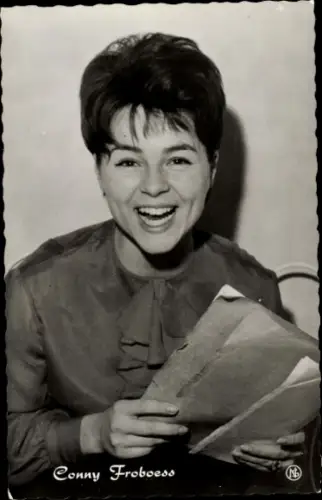 Ak Sängerin und Schauspielerin Conny, Cornelia Froboess, Portrait, lachend
