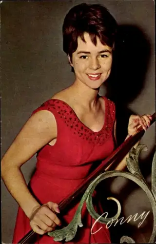 Ak Sängerin und Schauspielerin Conny, Cornelia Froboess, Portrait, rotes Kleid