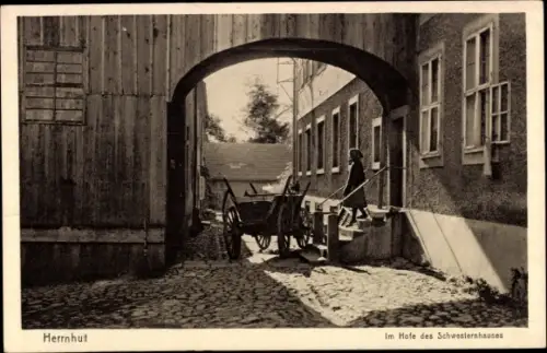 Ak Herrnhut in der Oberlausitz Sachsen, Hofe des Schwesternhauses