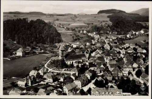 Ak Elzach im Schwarzwald, Luftaufnahme von  Schwarzwald, Kirchengebäude, Häuser