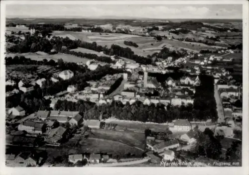 Ak Pfarrkirchen in Niederbayern, Luftaufnahme von  Landschaft, Gebäude, Straßen