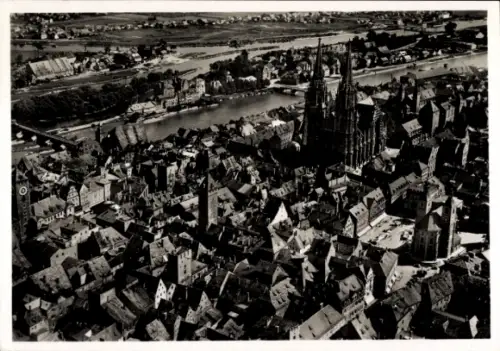 Ak Regensburg an der Donau Oberpfalz, Luftaufnahme von  Fluss,  Gebäude, Stadtansicht