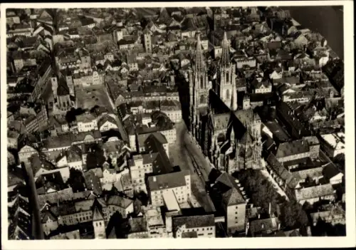 Ak Regensburg an der Donau Oberpfalz, Luftaufnahme von   Gebäude, Straßenansicht