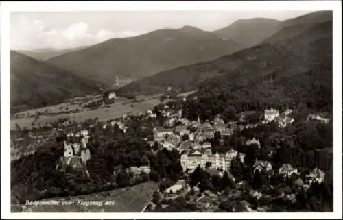 Ak Badenweiler im Schwarzwald, Luftaufnahme von  Berge im Hintergrund,  Gebäude