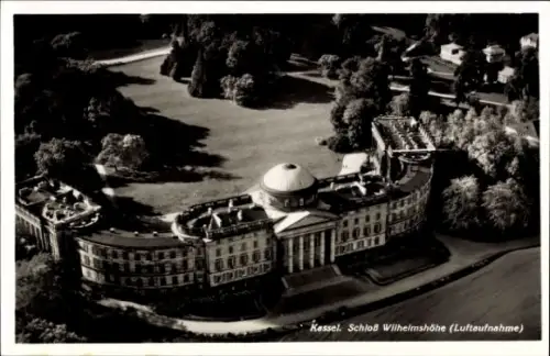 Ak Bad Wilhelmshöhe Kassel in Hessen, Luftaufnahme von Schloss Wilhelmshöhe, große Gartenanlage, 