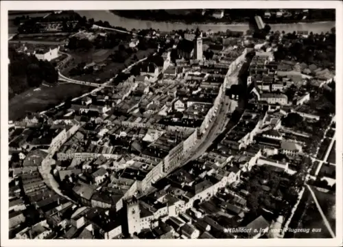 Ak Mühldorf am Inn Oberbayern, Luftaufnahme von  Stadtansicht, Fluss im Hintergrund