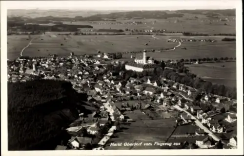 Ak Markt Oberdorf Marktoberdorf im Allgäu, Luftaufnahme von  Häuser, Felder, Wald, Kirche