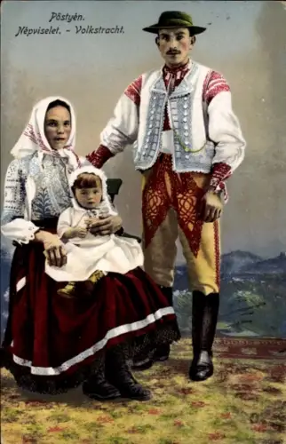 Ak Familie in ungarischen Trachten