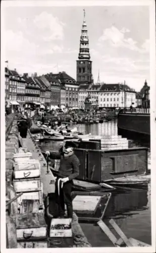 Ak København Kopenhagen Dänemark, Hafenansicht, Nikolaj Kirche, Boote, Wasser, Menschen