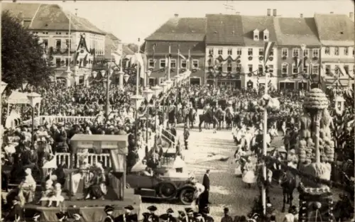 Foto Ak Bischofswerda, 700-Jahrfeier 1927, Festplatz, Sraßenschmuck, Festzug