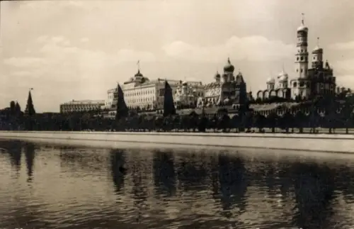 Ak Moskau Russland, Blick über den Fluss auf den Kreml, Basilika