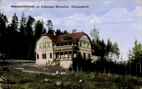 Ak Oberneukirch Neukirch in der Lausitz, Waldschlößchen, Schramms Bierkeller,  Menschen im Vorder