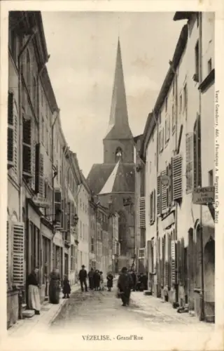 Ak Vezelise Meurthe et Moselle, Straße mit Häusern, Menschen, Kirche im Hintergrund, Schwarz-Weiß