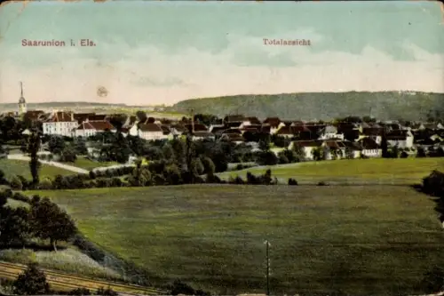 Ak Sarre Union Saarunion Elsass Bas Rhin, Saarunion i. Els., Totalansicht, Landschaft mit Häusern