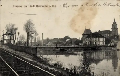 Ak Dettwiller Dettweiler Elsass Bas Rhin, Eingang zur Stadt  Fluss, Bäume, Gebäude, Eisenbahnschi