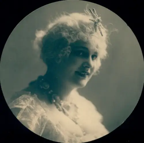 Foto Portrait einer jungen Frau, Halskette, Haarschmuck