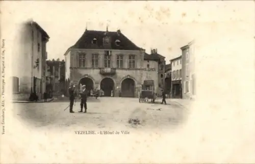Ak Vezelise Meurthe et Moselle, Historisches Gebäude, Menschen auf der Straße, Stadtplatz, L'Hôte