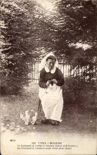Ak Limousin, Frau in Tracht beim Stricken, Katze