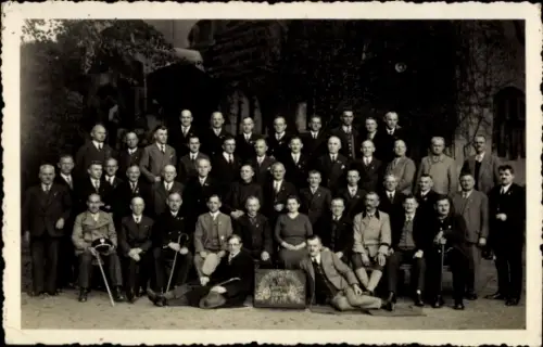 Foto Ak Elstra in der Oberlausitz Sachsen, Erholungsheim Schloss Elstra, Gruppenbild