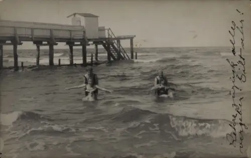 Foto Ak Badende Menschen, Bademode, Steg