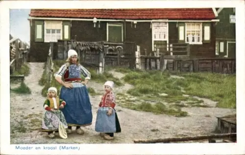 Ak Marken Nordholland, moeder en kroost, Trachten