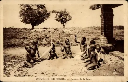 Ak Ségou Mali, Battage de la laine, Afrikanische Kinder