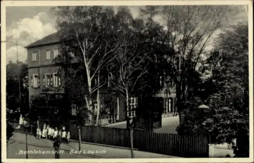 Ak Bad Lausick in Sachsen, Bethlehemstift, Gebäude, Bäume, Straße, Menschen