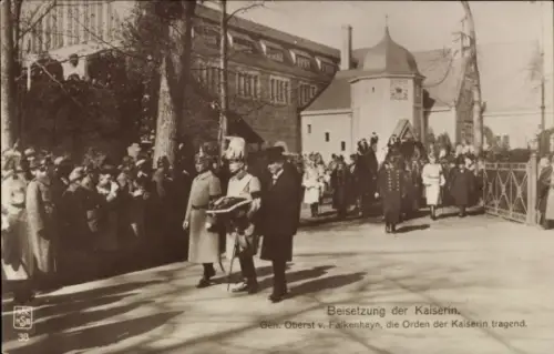 Ak Potsdam Sanssouci, Beisetzung der Kaiserin, Gen. Oberst v. Falkenhayn, Orden der Kaiserin, Tra